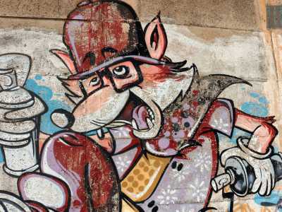 C'� spazio anche per la street art, a giudicare dalla volpe simile a quella della favola di Pinocchio ritratta con due bombolette in mano